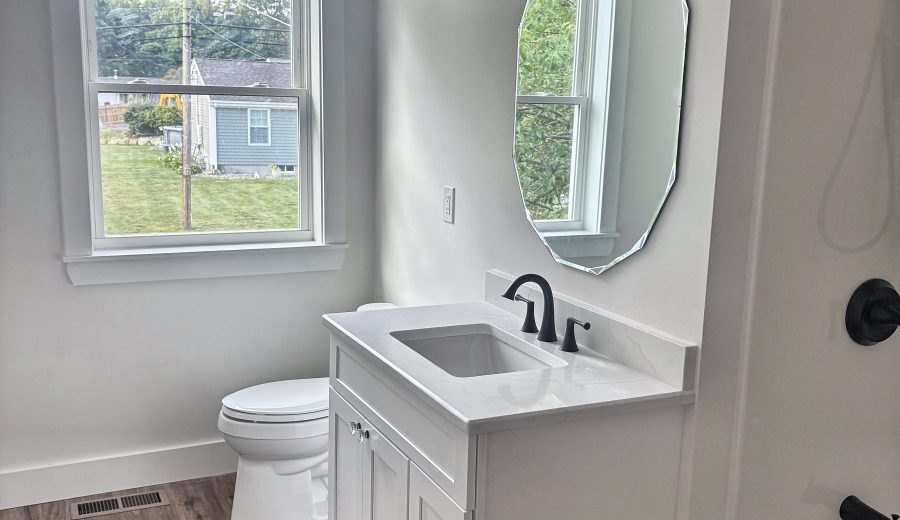 Full bath — vanity, tiled tub / shower
